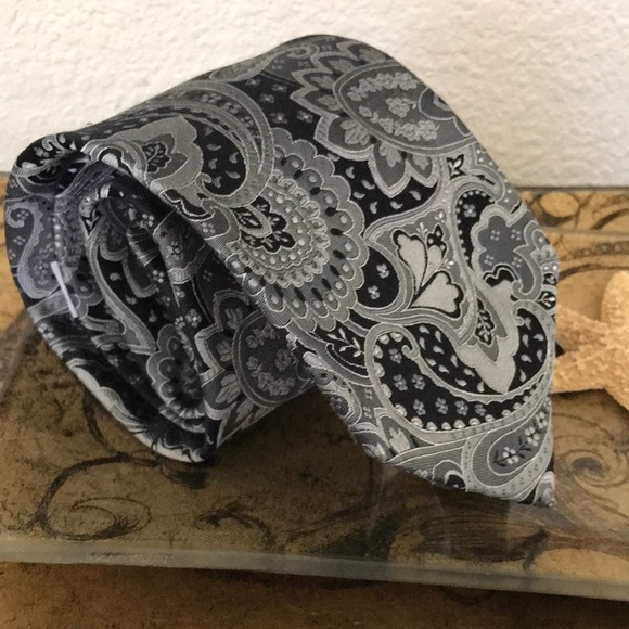 Black and Silver Grey Geoffrey Beene Vintage Tie - Picture 2 of 9